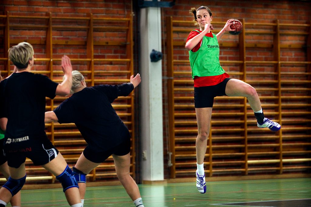 Vinkel:Ê
Liding SK:s A-flickor spelar om SM-finalplats.
Milj:Ê
Handbollstrning. Vinkel p Isabella Bengtsson.