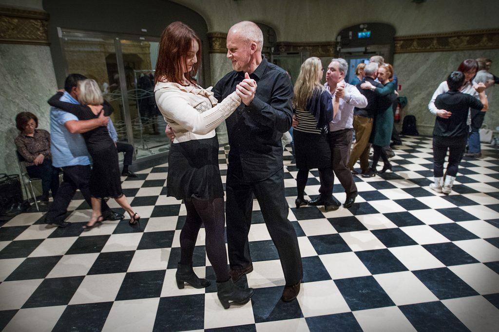 Vinkel: 	Hit kan folk komma och dansa tango själva. Vi vill ha en ögonblicksbild från när folk dansar./Maja Jerreling 22 år och  Sven Fridh 57 år.(Första gången på Tango)