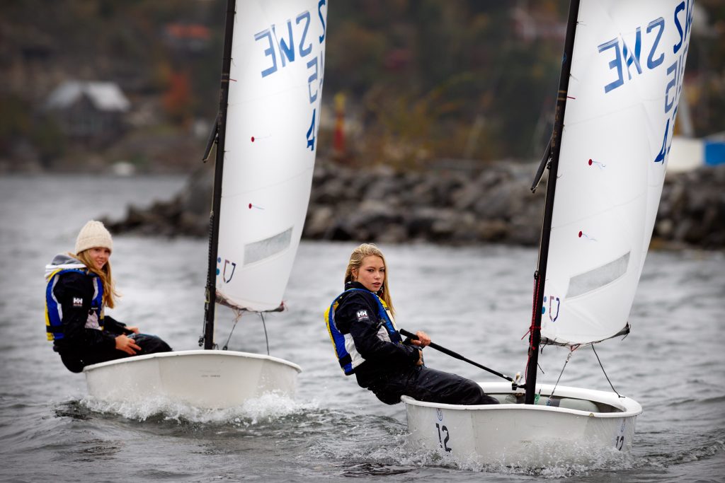 Vinkel: 
KSSS-sjejer har testat att segla en stor SCA-båt. Nu tillbaka i Nacka och kör optimist.