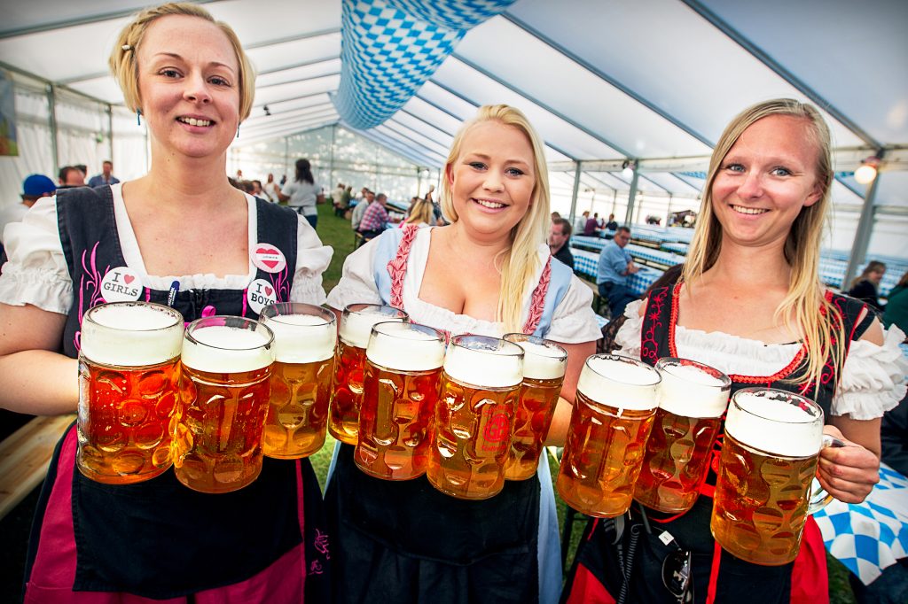 Vinkel: 	Oktoberfest på Gärdet. Börjar 16.00. Vi åker dit och snackar med folk.Öl tjejrna:från höger :
Stine Bloch
Ronja Widlund
Johanna Åström