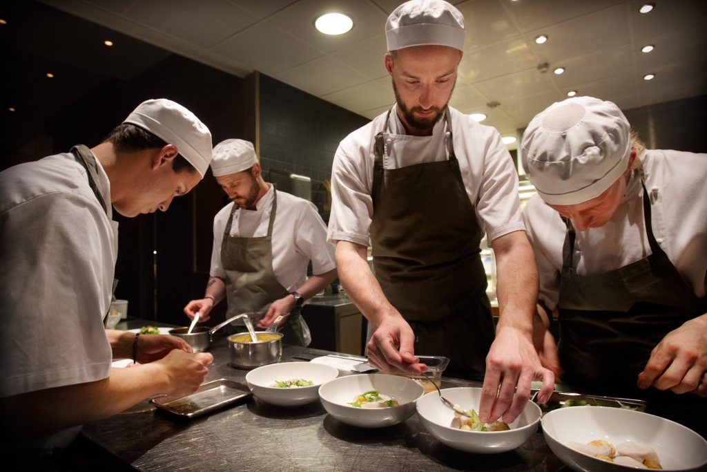 Vinkel: 
Stans lyxkrogar startar brasseri/bakficka
Miljö: 
Vi gör ett svep med bilder där det är mycket folk och förhoppningsvis hög stämning.
Övrigt: 
Matsalen och Matbaren, Södra Blasieholmshamnen 6 (bredvid Grand hôtel)