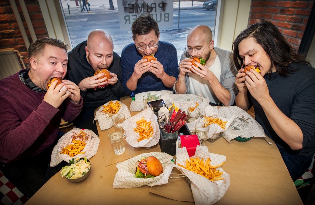 Vinkel: 	Burgerdudes reser jorden runt i jakten på den perfekta burgaren