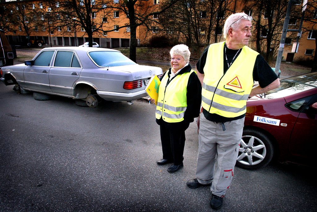 Gunnar Östberg *** Local Caption *** Grannstödajare åker runt i bil och håller koll på brottsligheten