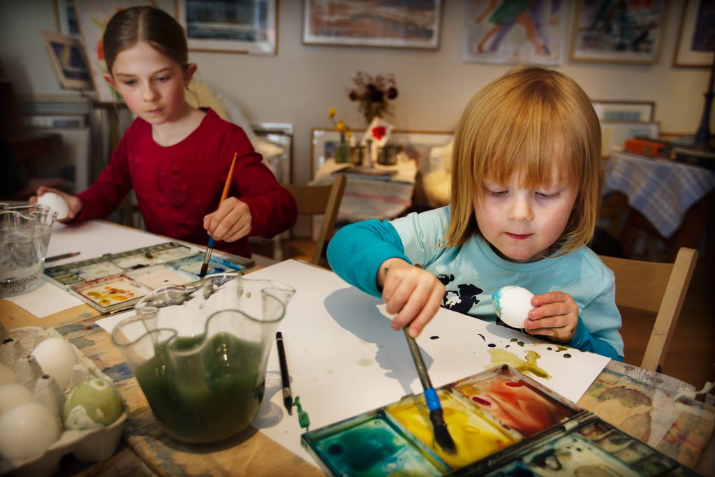 Vinkel: Konstnären Göran Rücker målar påskägg och ger tips. Tillsammans med barn som kan vara med på bild.