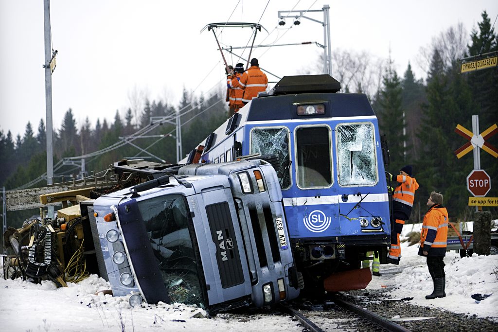 Lastbil krockade med Roslagsbanan .