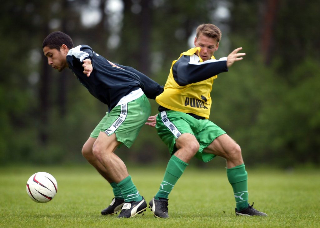 Micke Hellström (th) i duell med Pablo Piñones-Arce. Men han ser ut att förlora den, så ta en av de andra två bilderna.