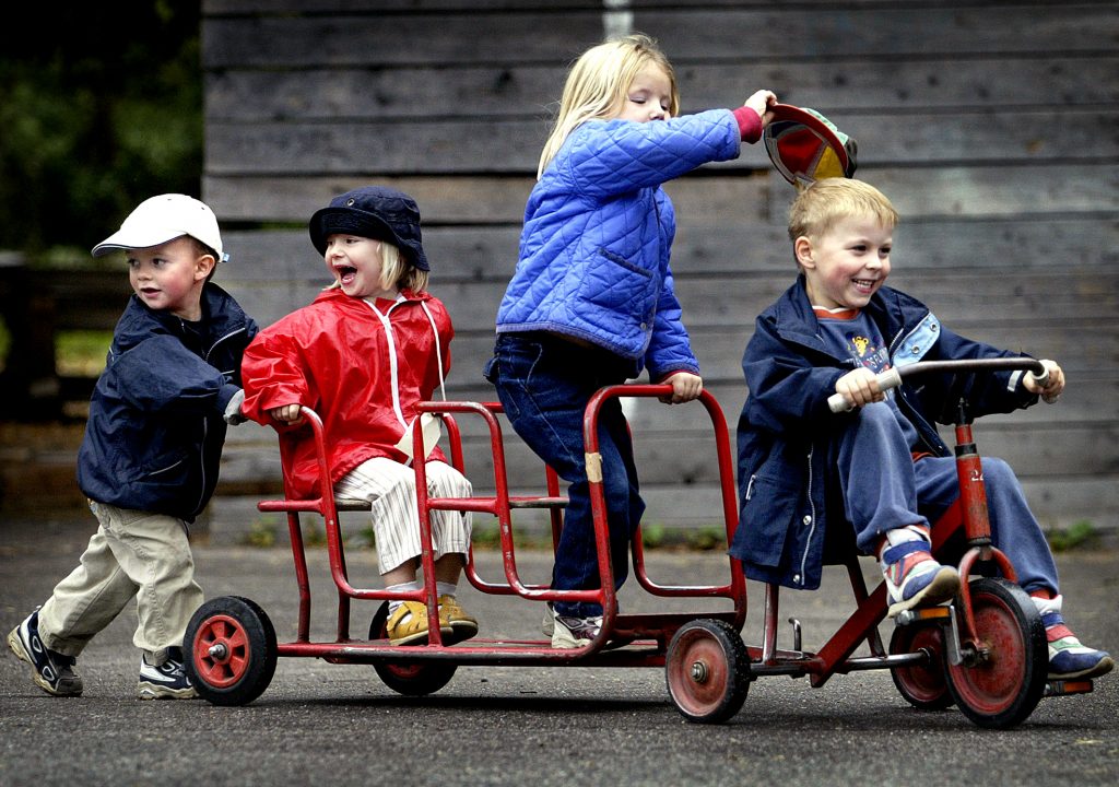 Jacob Fant, Matilda Kennerberg, Mathilda Bjurner och Krister Lindgren leker med en cykel i Parkleken Fyren. Men nästa år kan den vara stängd.