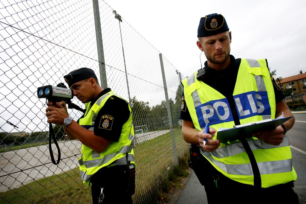 namn? *** Local Caption *** Polisen kollar hastigheten utanför Ellen Key-skolan