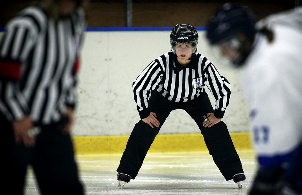 Malin Axelsson *** Local Caption *** Malin Axelsson är hockeydomare och kvinna.