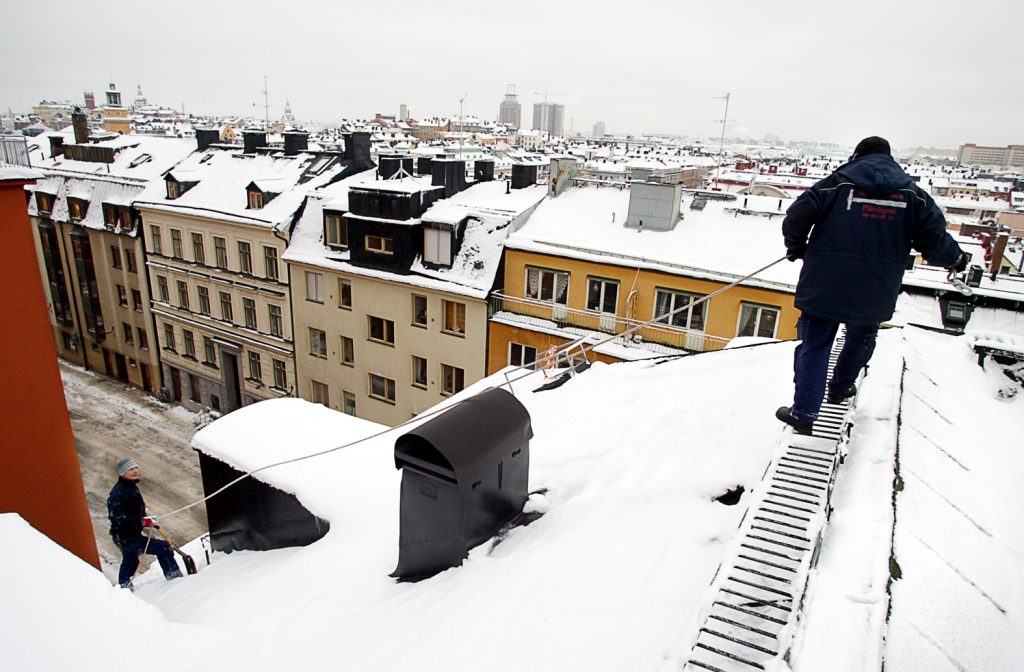 Roger
Ronny
Tommy *** Local Caption *** Plåtslgare som röjer snö från taket