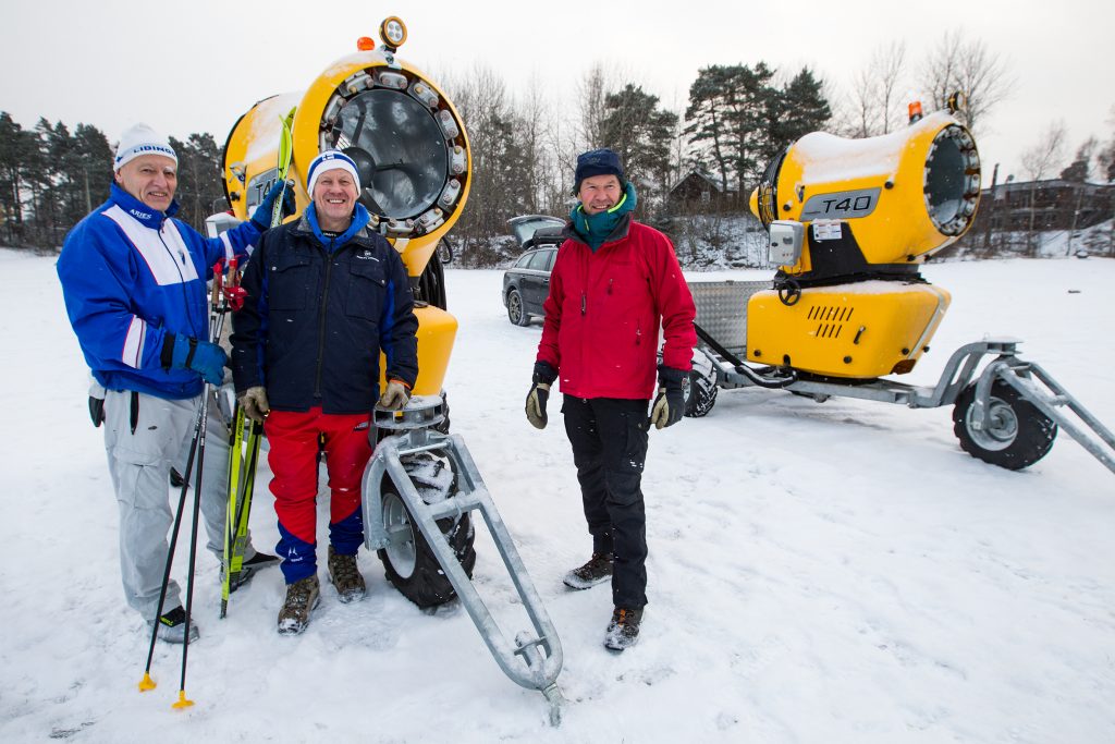 Vinkel: 	Snökanoner ska fixa nya skidspår för längdåkare.