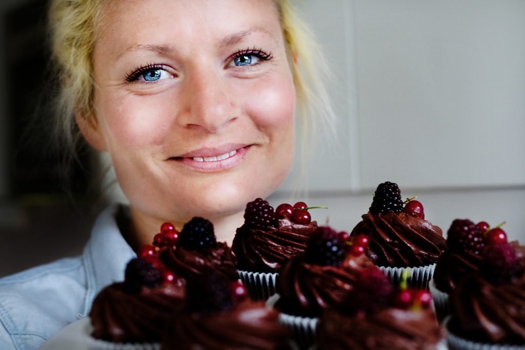 Emelie Holm driver cupcake-bageri och visar hur man bakar godaste cupcaken.