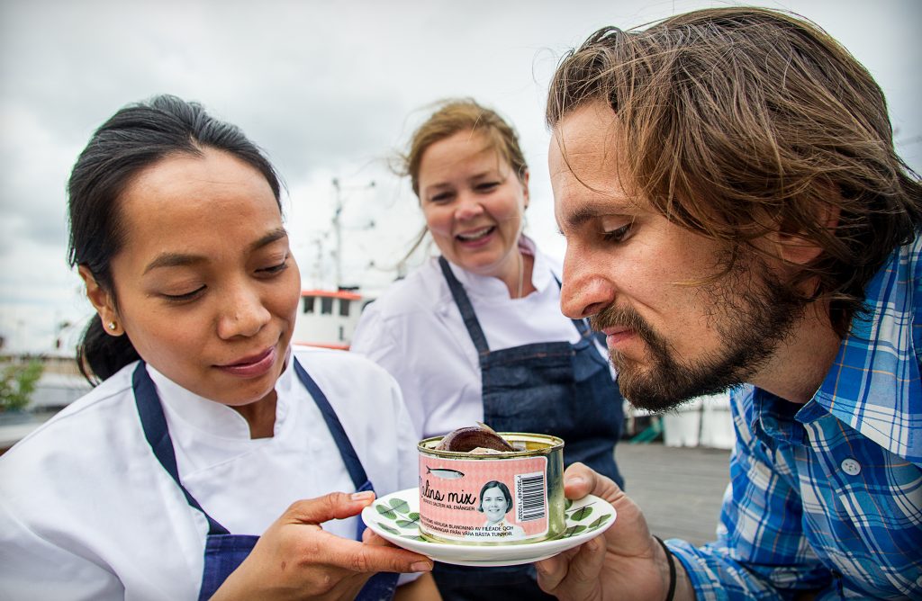 Vinkel: 	Vi går på surströmmingsskiva på restaurang Hjerta