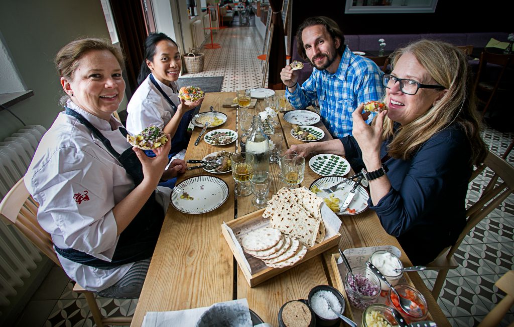 Vinkel: 	Vi går på surströmmingsskiva på restaurang Hjerta