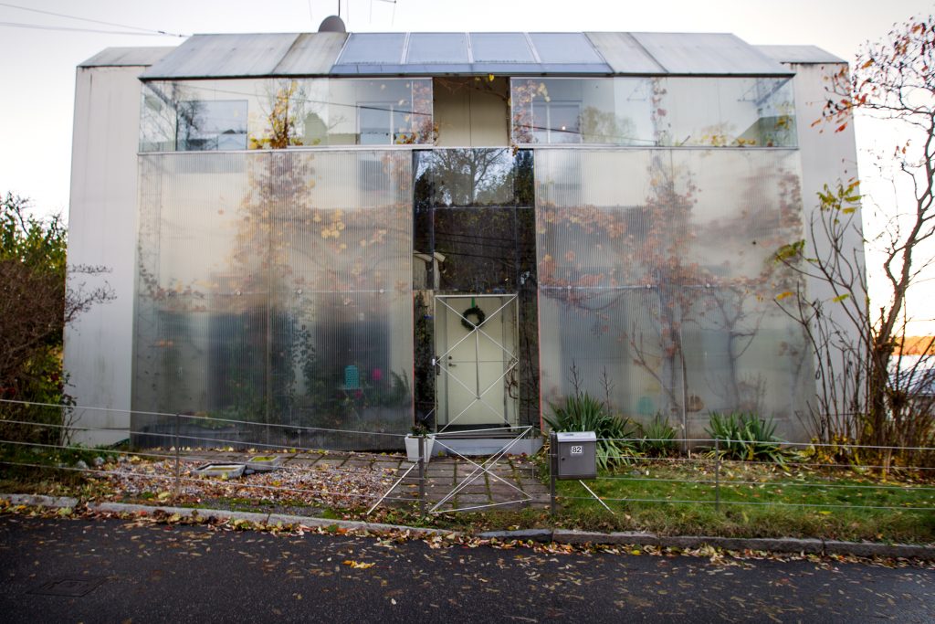 Vi Träffar Andrejs Legzdins som bor i ett hus som han klätt in delvis i plats.
Skapar värme till huset. Sålfångare på taket och andra miljölösningar.