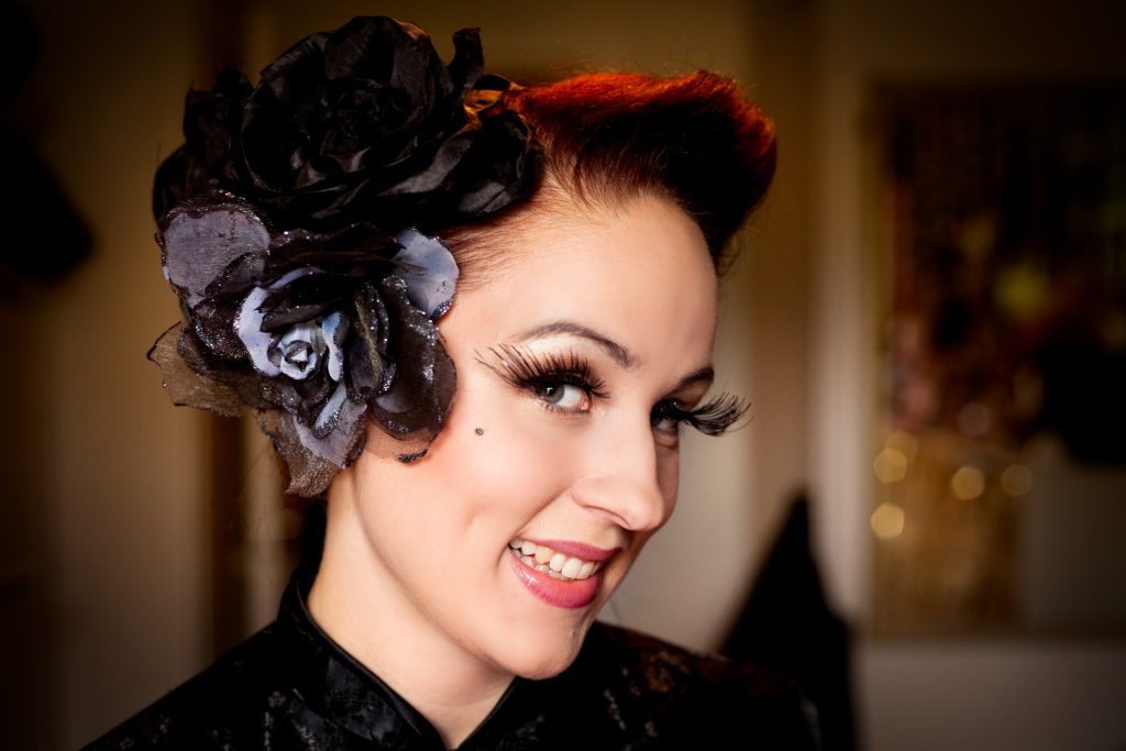 Vinkel:Ê
Duchess Dubois r burleskartist och anordnar burleskfestival i Stockholm