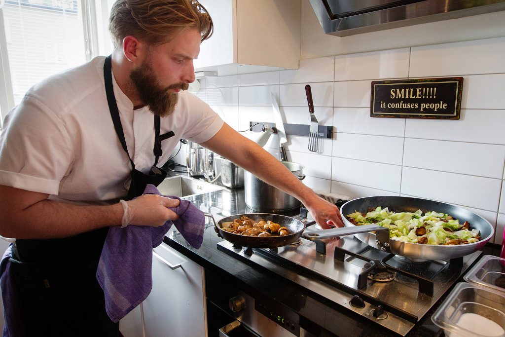 Vinkel: 	Zandra Funelid i kransen får besök av finkrogen Luzette