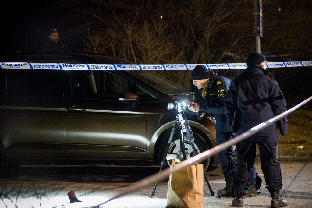 man sköts till döds med automatvapen i Bredäng