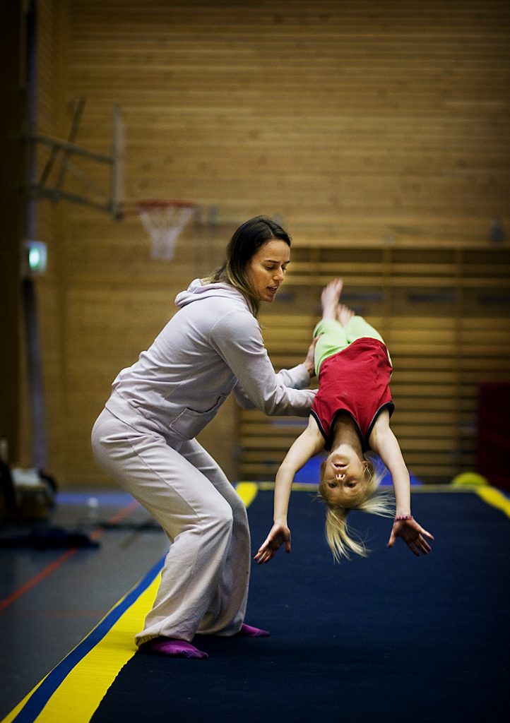 Nikita Söderqvist 11år-ridskola
Jenny Malmgren 10år-gymnastik
Susanne Ekelund -Gymnastik tränare *** Local Caption *** Vinkel: 	Om vad det kostar att idrotta för 10-11-åring.
Miljö: 	Unge som tränar. Eller snarare två ungar i olika sporter.