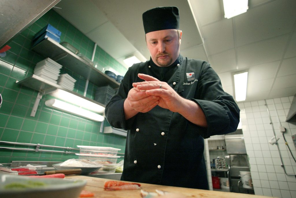 Joakim Lundblad köksmästare och snabb sushi proffs på Hasseluddens kök