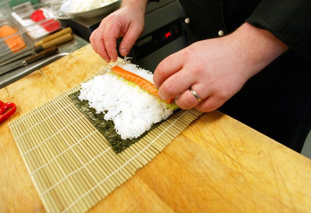 Joakim Lundblad köksmästare och snabb sushi proffs på Hasseluddens kök