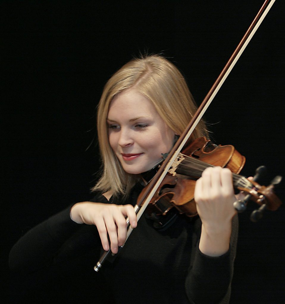 Minna Alén, 23 år, har liksom dansaren Karin Johansson, 21, tilldelats Trollbäckens Lions Kulturstipendium på 10 000 kronor. Stipendiet delas ut på en konsert i Trollbäckens kyrka den 3 november.