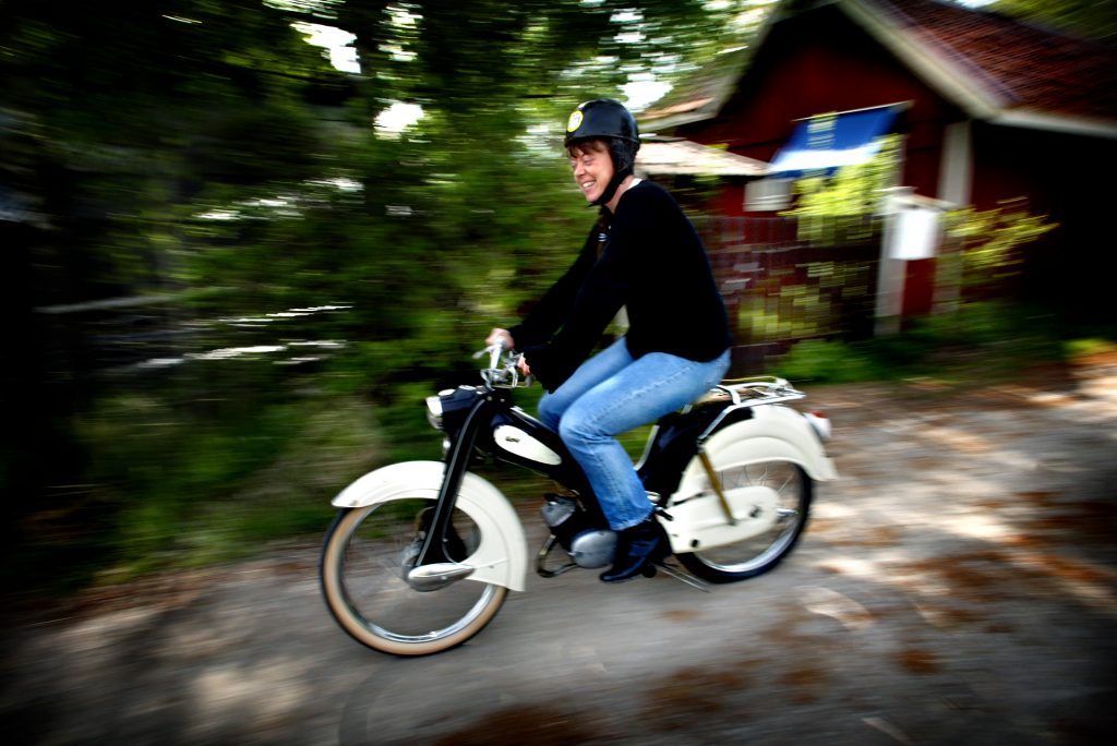 Fast som mopedfantast är Susanne Axlund efter att hon lärde känna det tyska mopedmärket Victoria. *** Local Caption *** Susanne Axlund samlar på antika moppar, har över 40 stycken