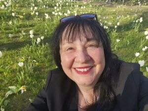 Christa Schäfer inmitten einer Wiese voller blühender Tulpen