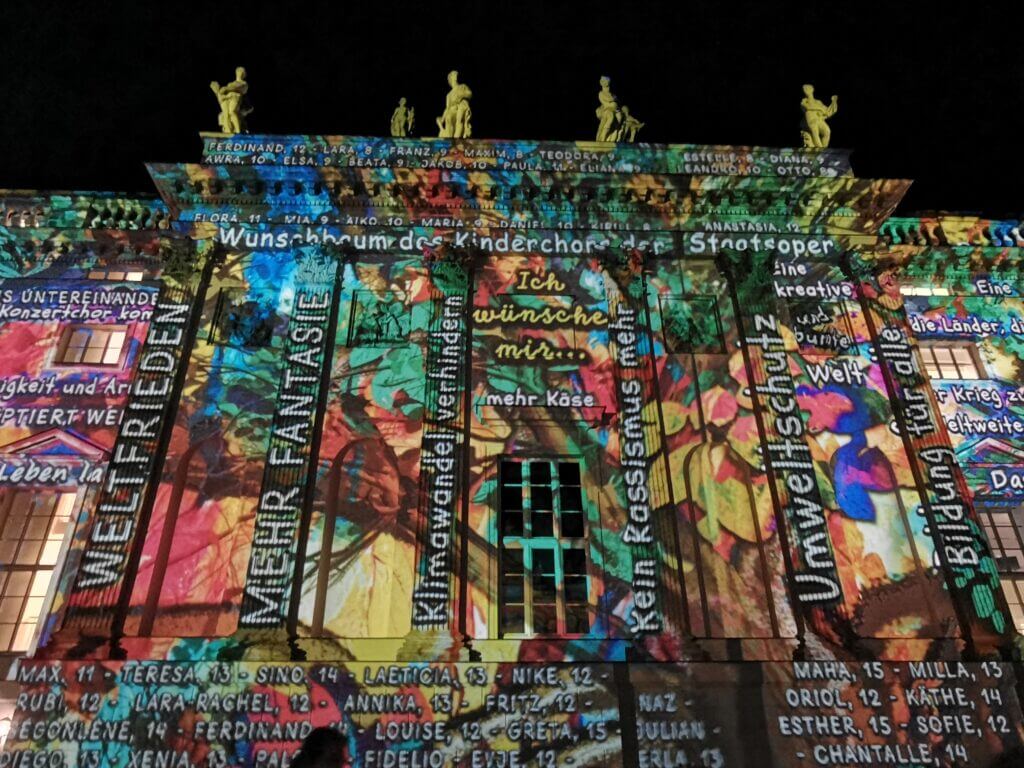 Die beleuchtete Staatsoper mit den Wünschen der Kinder