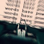 Eine Schreibmaschine schreibt: words have power
