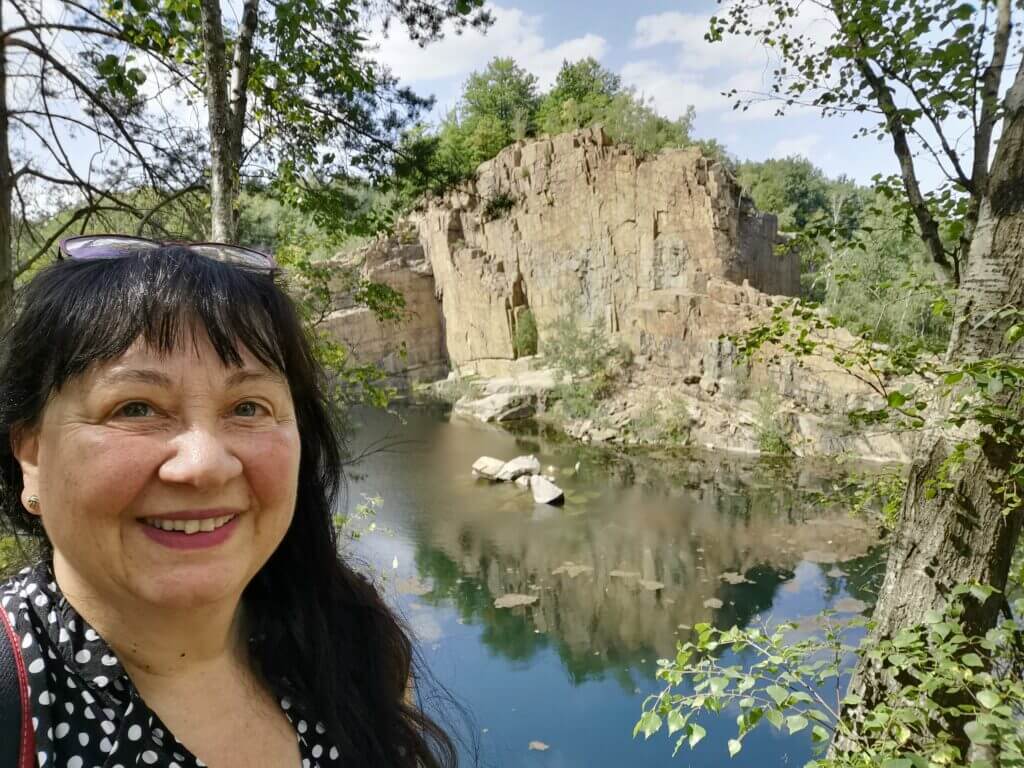 Bild mit Christa vor See, Felsen und Wald