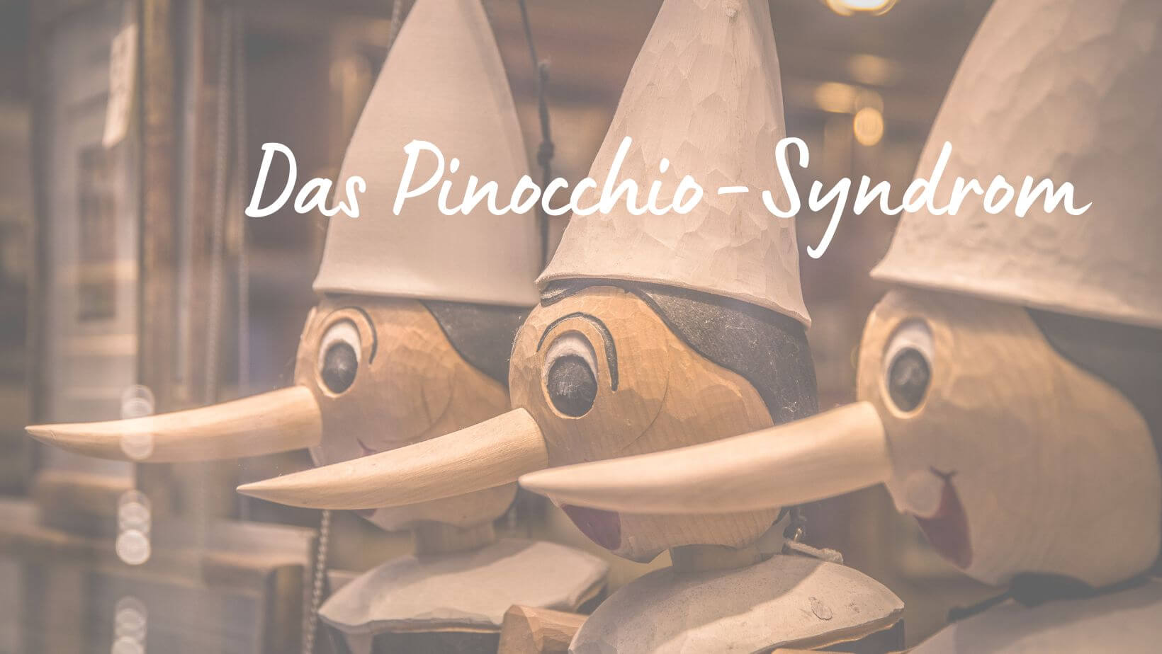 Bild von 3 Holz-Pinocchios, die lange Nasen haben