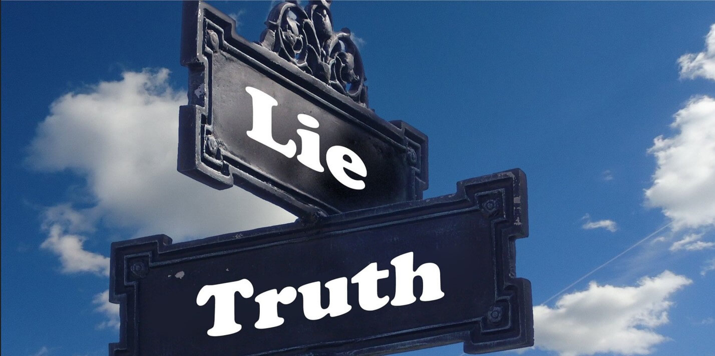 Zwei Straßenschilder, auf denen Lie und Truth steht