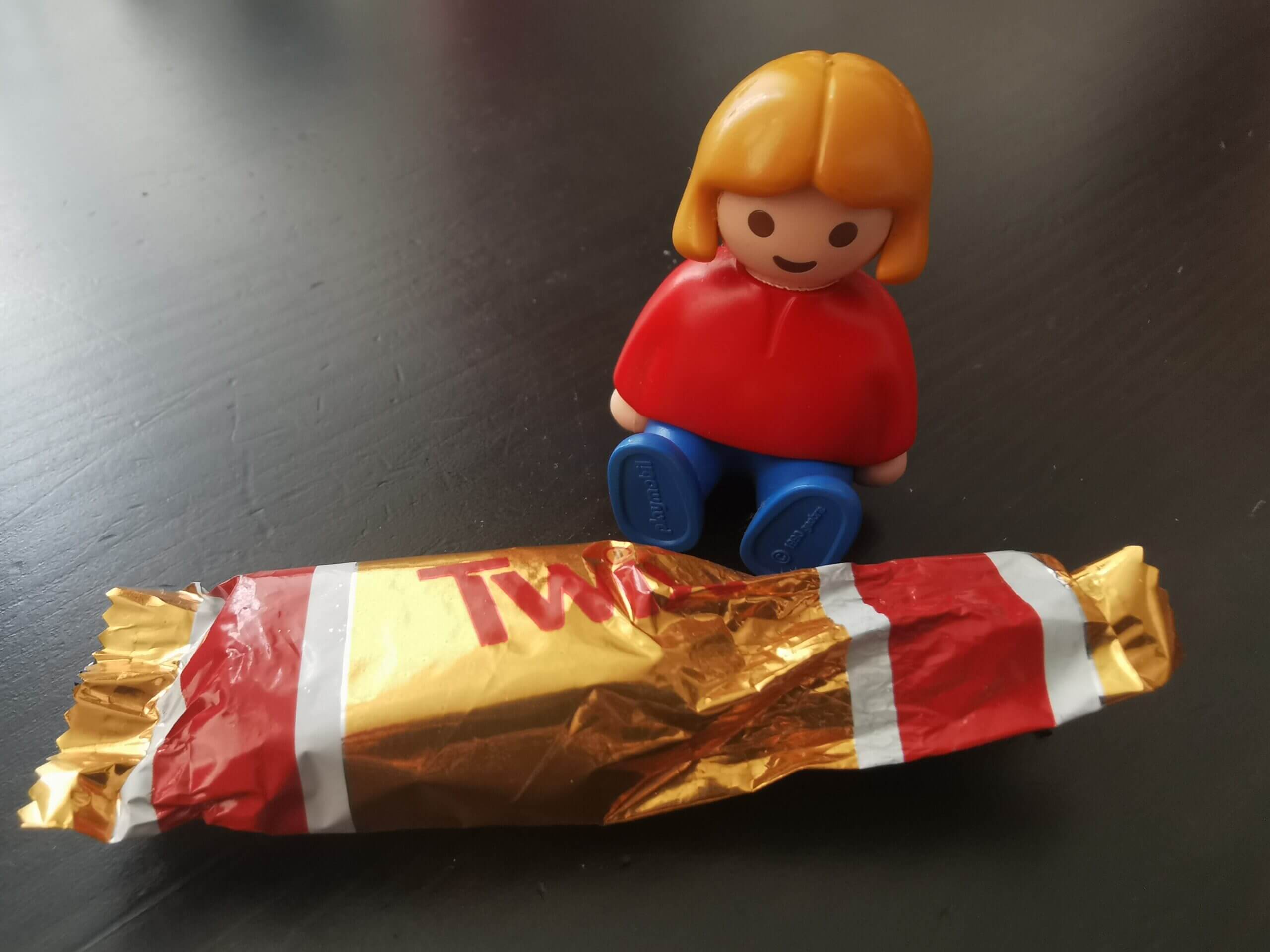 Geöffnetes Schokobonbon mit Playmobil-Figur