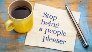 Kaffeetasse mit Zettel "Stop being a people pleaser"