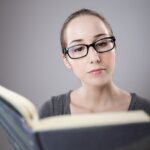 Frau liest ein Buch
