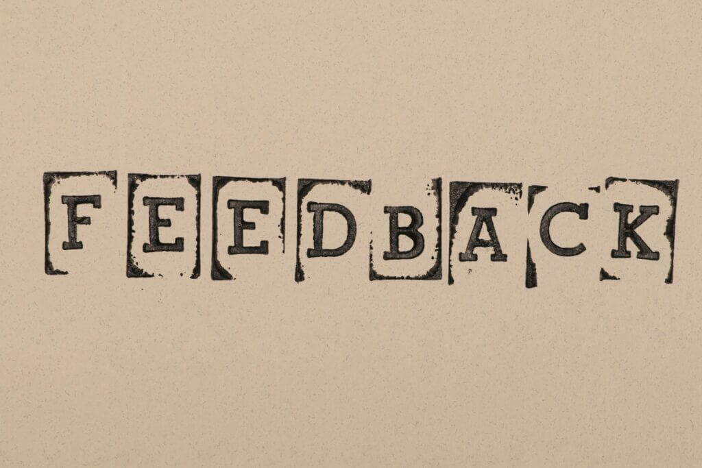 Buchstaben von FEEDBACK auf Papier