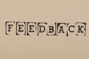 Buchstaben von FEEDBACK auf Papier