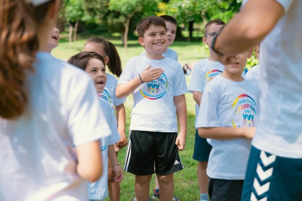 Eine Gruppe von Kindern, von denen ein Kind besonders stolz ist