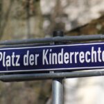 Straßenschild mit Aufschrift "Platz der Kinderrechte"