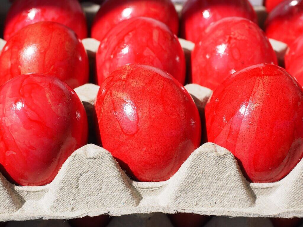 Rote Eier im Karton
