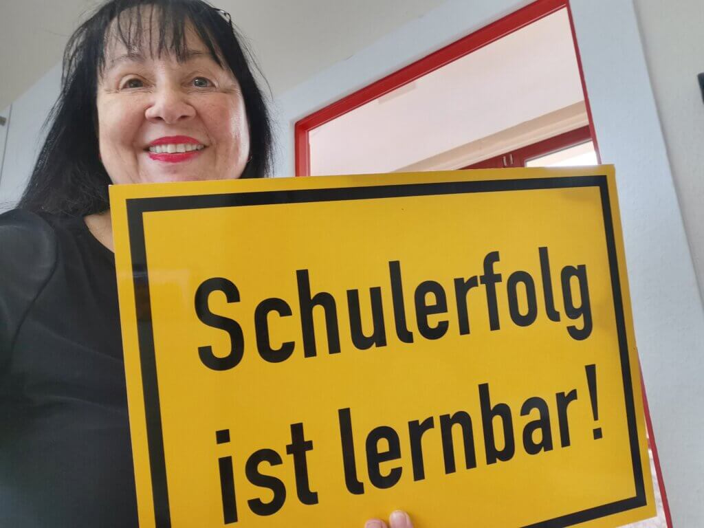 Christa Schäfer mit Schild "Schulerfolg ist lernbar"