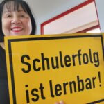 Christa Schäfer mit Schild "Schulerfolg ist lernbar"
