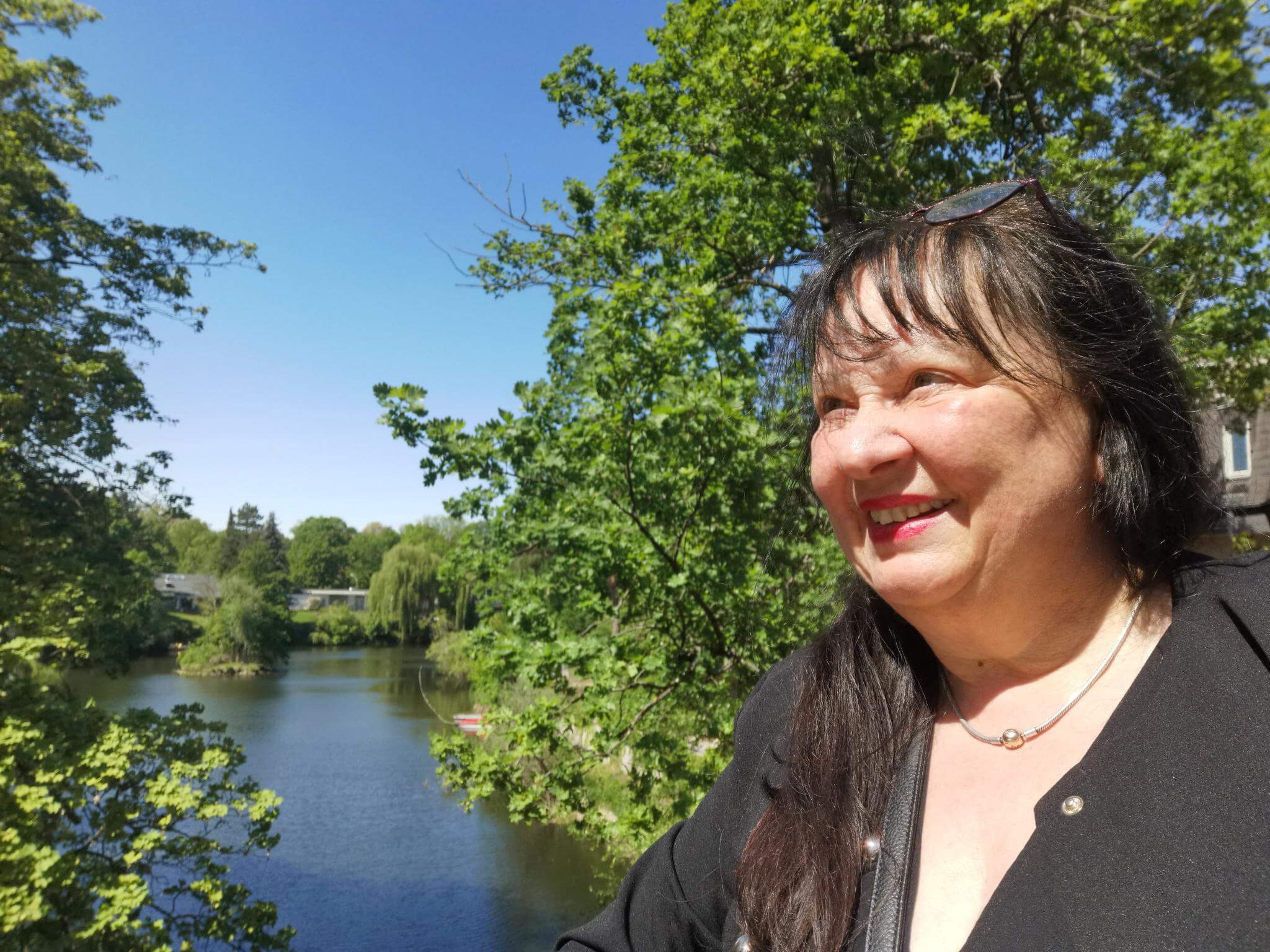 Christa Schäfer in einer Mikropause am See