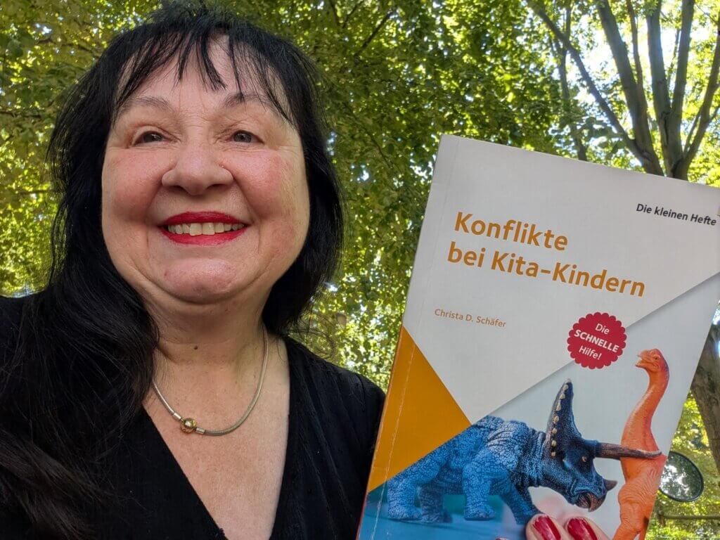Christa Schäfer mit dem Buch "Konflikte bei Kita-Kindern"