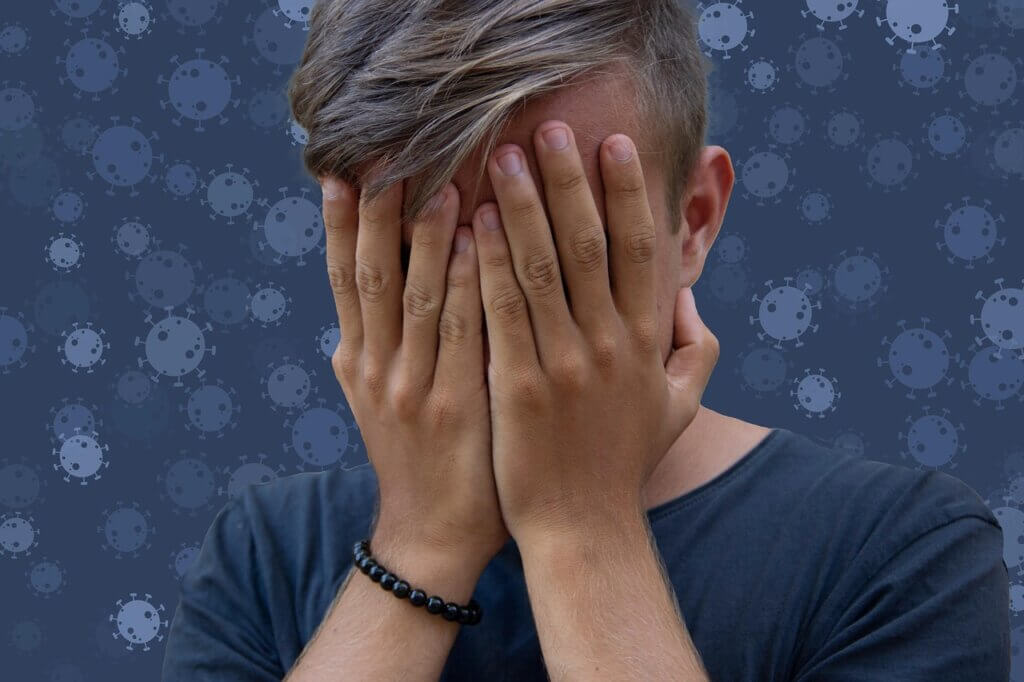 Jugendliche mit Händen vor dem Gesicht, verzweifelt