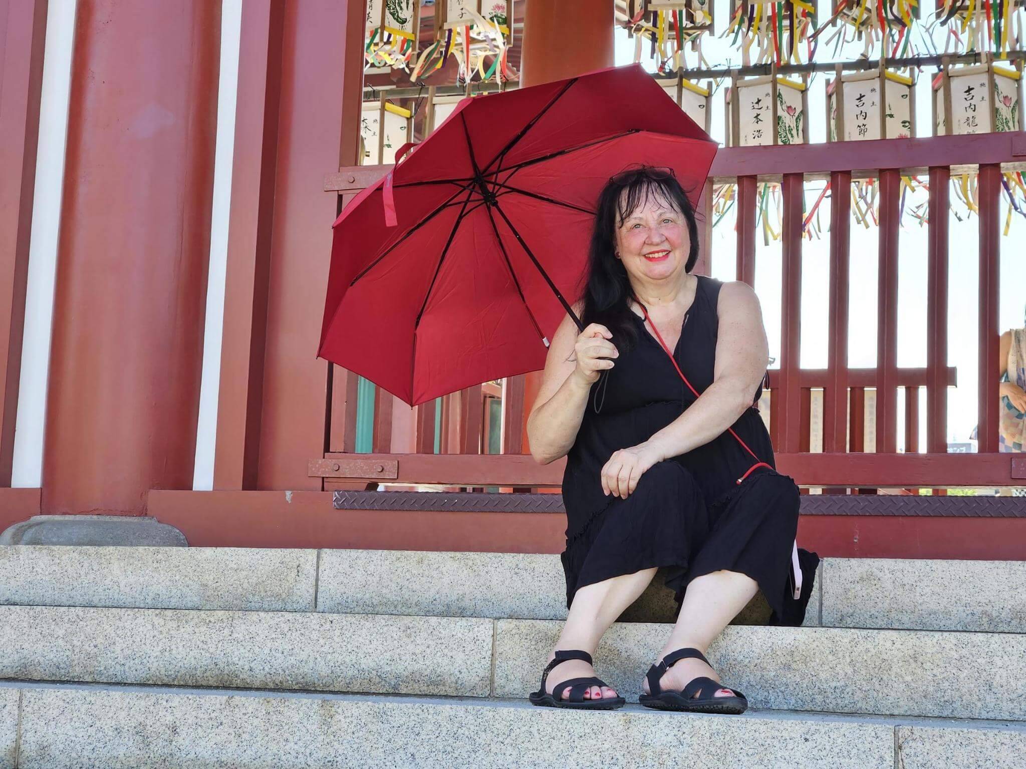 Christa Schäfer vor Buddhistischem Tempel