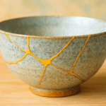 Schale, die mit Kintsugi zusammengefügt wurde