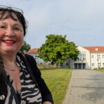 Christa Schäfer vor einer Schule