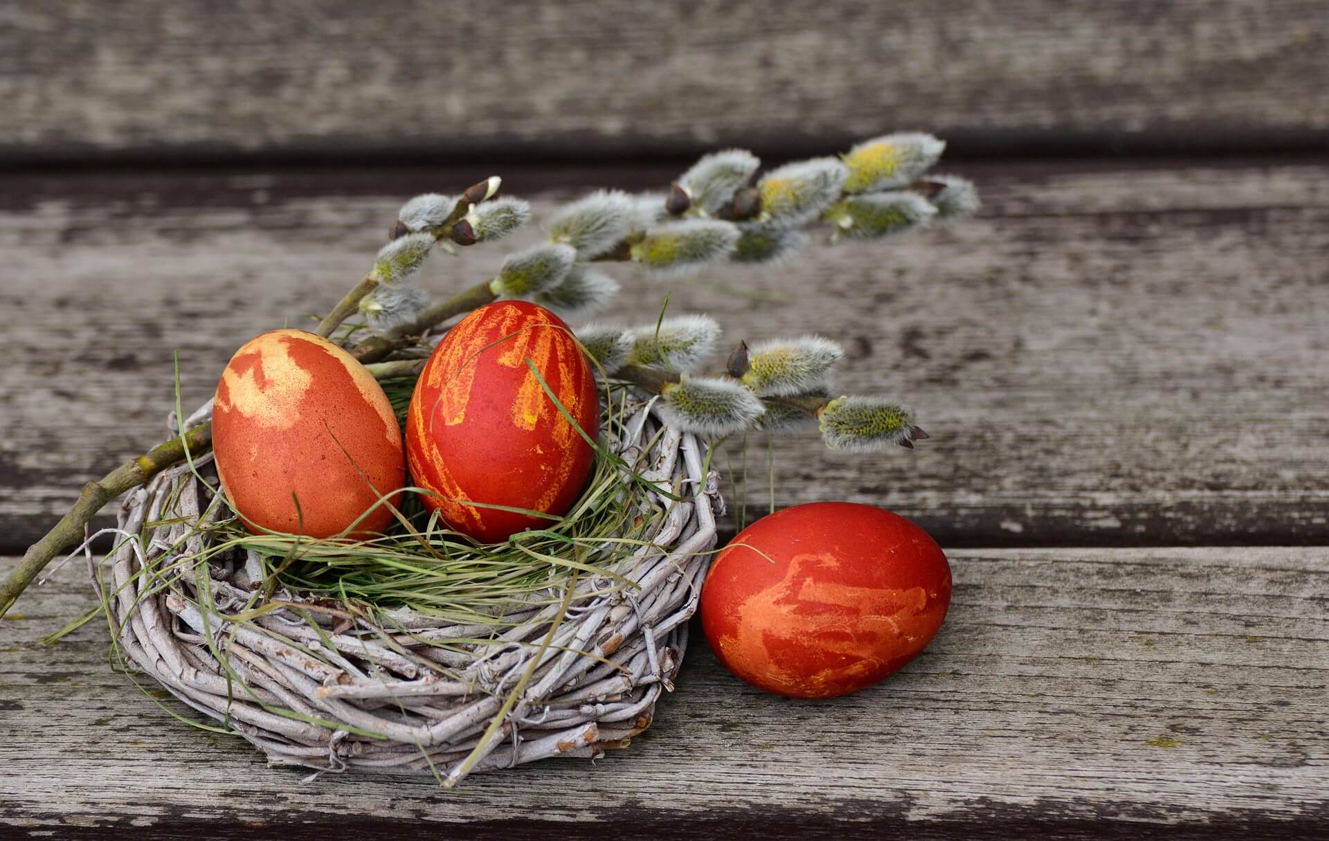rote Ostereier im Osternest